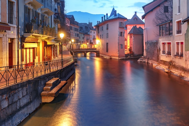 Il Palais de l'Isle e il fiume Thiou durante l'ora blu mattutina nella città vecchia di Annecy, Venezia delle Alpi, Francia