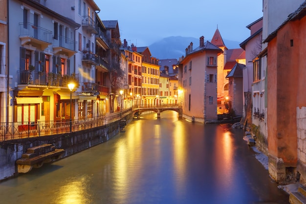 Il Palais de l'Isle e il fiume Thiou durante l'ora blu mattutina nella città vecchia di Annecy, Venezia delle Alpi, Francia