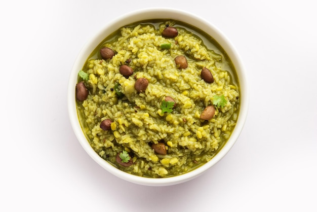 Il palak khichdi è un pasto nutriente in una pentola di lenticchie mung e riso con spinaci, cibo indiano