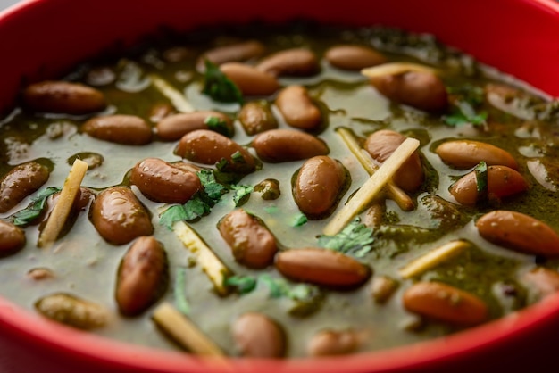 Il Palak rajma Masala è un curry indiano preparato con spinaci di fagioli rossi cucinati con spezie