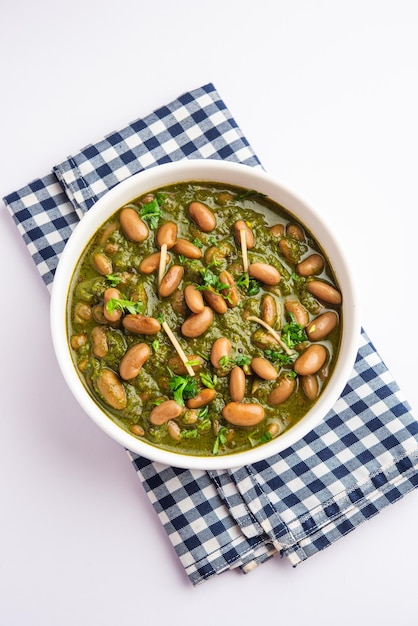 Il Palak rajma Masala è un curry indiano preparato con spinaci di fagioli rossi cucinati con spezie