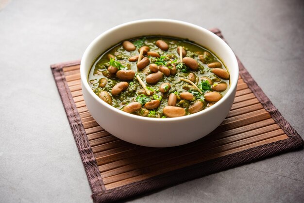 Il Palak rajma Masala è un curry indiano preparato con spinaci di fagioli rossi cucinati con spezie