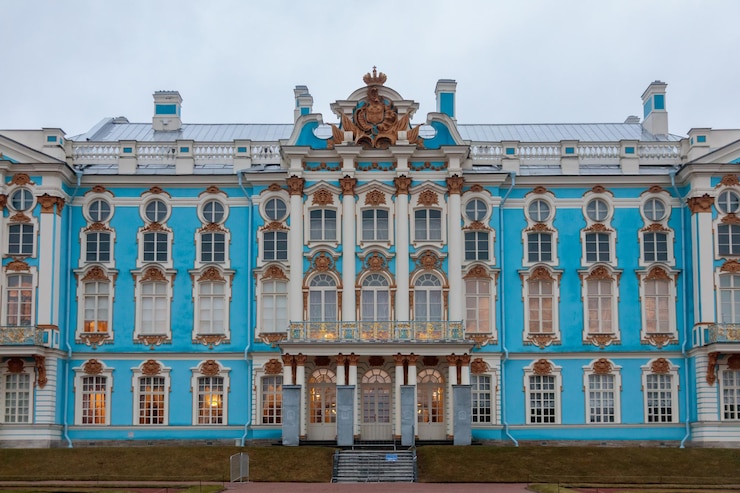Il palazzo blu e bianco del palazzo d'inverno a san pietroburgo