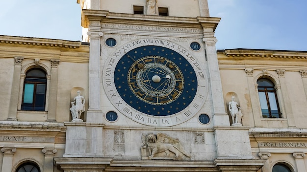 Il Palazzo del Capitanio, in Piazza dei Signori, e la Torre dell'Orologio, con il famoso orologio astronomico. Padova, Padova è una città e un comune in Veneto, nel nord Italia.