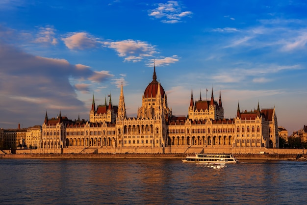 Il palazzo del Parlamento di Budapest e il fiume Danubio al tramonto, viaggio in Ungheria sullo sfondo
