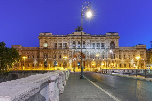 Il Palazzo di Giustizia e il ponte Ponte Umberto I durante l'ora blu mattutina a Roma, Italia