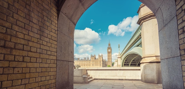 Il Palazzo di Westminster e il Big Ben incorniciato dal ponte di Westminster, Londra, Regno Unito