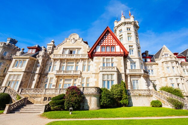 Il Palazzo Magdalena o Palacio de la Magdalena è un palazzo situato sulla penisola della Magdalena nella città di Santander, in Spagna.