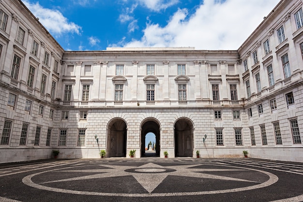 Il Palazzo Nazionale di Ajuda è un monumento neoclassico nella parrocchia civile di Ajuda a Lisbona, Portogallo