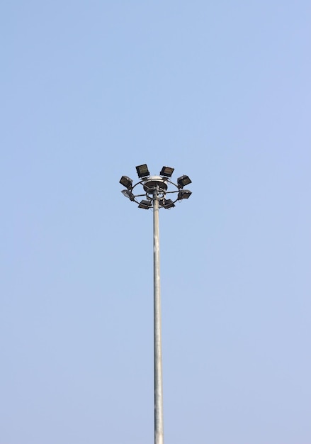 Il palo della lampadina nel cielo