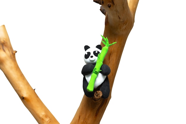 Il panda di plastilina con bambù è appeso a un ramo