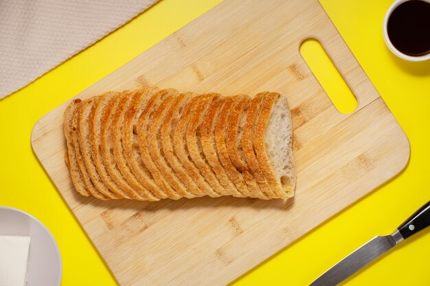 Il pane di ciabatta tagliato su una tavola vista dall'alto