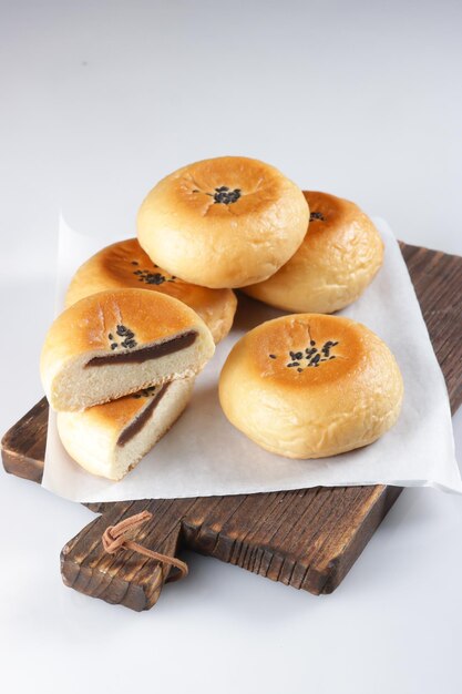 Il pane di fagioli rossi è un pane tondo giapponese chiamato Anpan, ripieno di pasta di fagioli rossi adzuki.