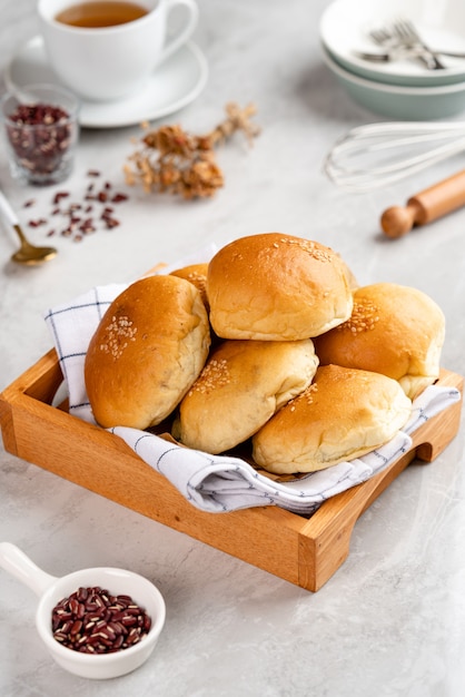 Il pane di fagioli rossi o Anpan è un panino dolce giapponese più comunemente ripieno di pasta di fagioli rossi