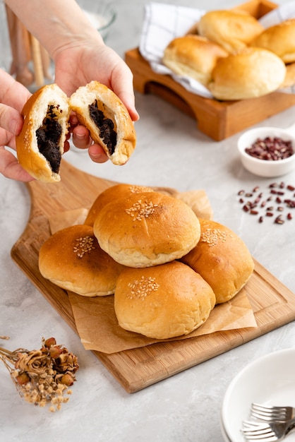 Il pane di fagioli rossi o Anpan è un panino dolce giapponese più comunemente ripieno di pasta di fagioli rossi