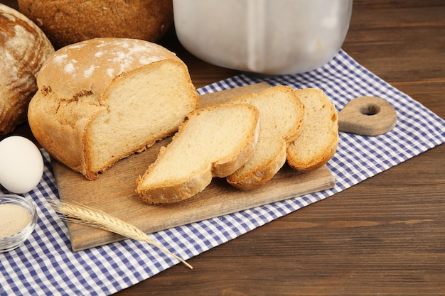 Il pane e gli ingredienti su una tavola di legno