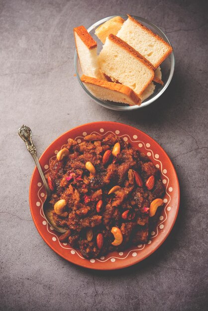 Il pane halwa chiamato anche halva sheera pudding o suji è un piatto dolce istantaneo dall'India