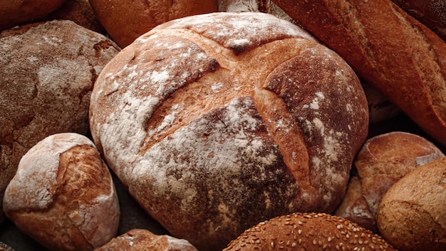 Il pane naturale appena sfornato è sul tavolo della cucina.