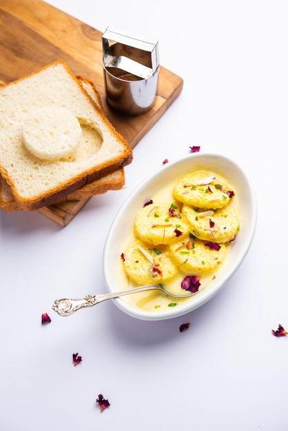 Il pane Rasmalai è la versione ottimizzata del tradizionale Ras malai che utilizza fette di pane invece del paneer