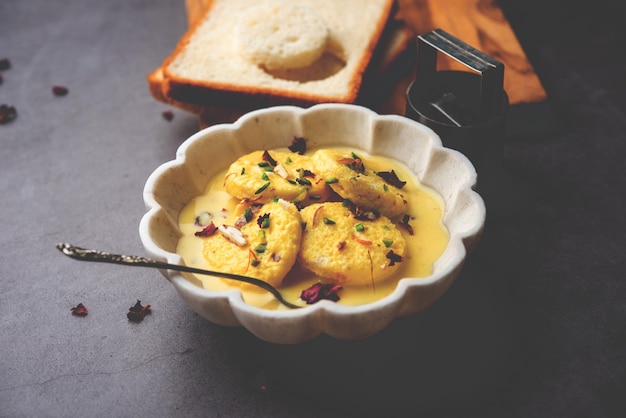 Il pane Rasmalai è la versione ottimizzata del tradizionale Ras malai che utilizza fette di pane invece del paneer