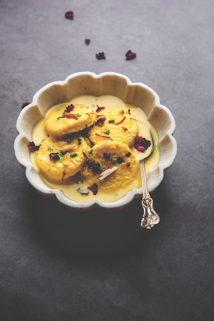 Il pane Rasmalai è la versione ottimizzata del tradizionale Ras malai che utilizza fette di pane invece del paneer