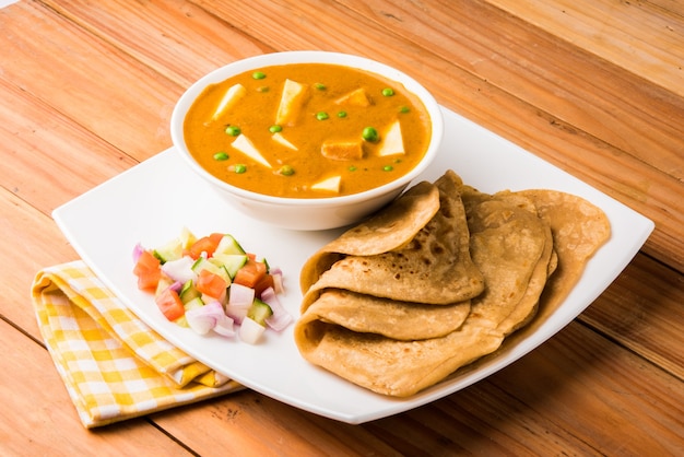 Il Paneer Butter Masala è una famosa ricetta di cucina indiana a base di ricotta, servita con pane piatto noto anche come roti o chapati. messa a fuoco selettiva