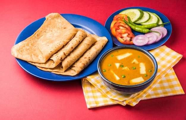 Il Paneer Butter Masala è una famosa ricetta di cucina indiana a base di ricotta, servita con pane piatto noto anche come roti o chapati. messa a fuoco selettiva