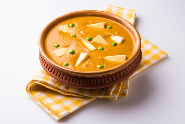 Il Paneer Butter Masala è una famosa ricetta di cucina indiana a base di ricotta, servita in una ciotola. messa a fuoco selettiva