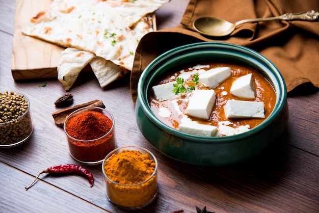 Il Paneer Butter Masala è una ricetta popolare dell'India settentrionale per il pranzo o la cena a base di ricotta in curry di pomodoro rosso. solitamente servito con riso e chapati o naan. messa a fuoco selettiva