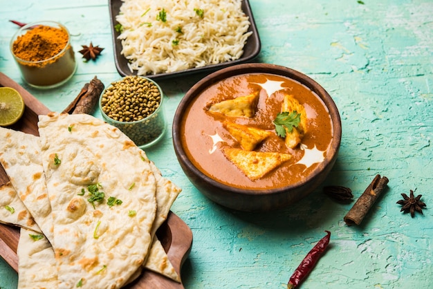 Il Paneer Butter Masala è una ricetta popolare dell'India settentrionale per il pranzo o la cena a base di ricotta in curry di pomodoro rosso. solitamente servito con riso e chapati roti o naan