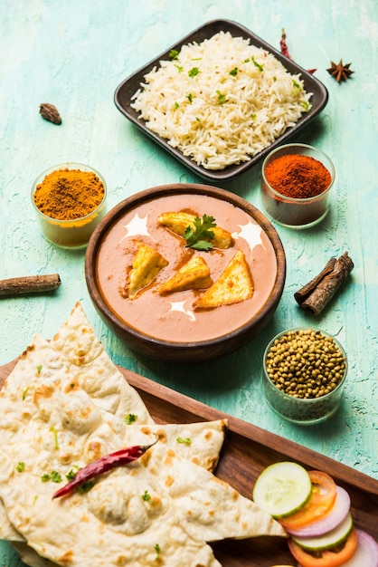 Il Paneer Butter Masala è una ricetta popolare dell'India settentrionale per il pranzo o la cena a base di ricotta in curry di pomodoro rosso. solitamente servito con riso e chapati roti o naan