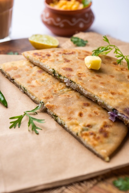 Il paneer paratha è una famosa focaccia dell'India settentrionale fatta con pasta di farina integrale e farcita con paneer salato, speziato e grattugiato