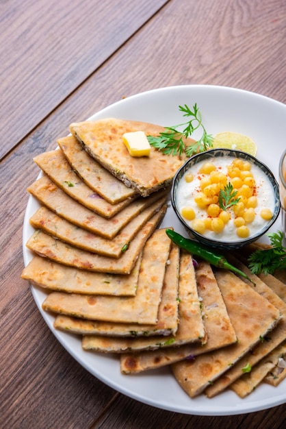 Il paneer paratha è una famosa focaccia dell'India settentrionale fatta con pasta di farina integrale e farcita con paneer salato, speziato e grattugiato