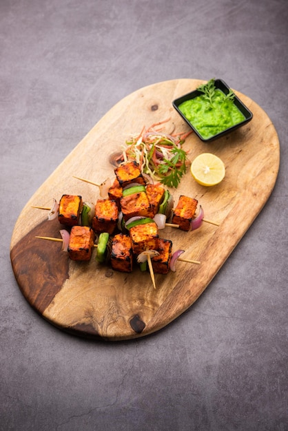 Il paneer tikka è un piatto indiano a base di pezzi di ricotta marinati in spezie e grigliati in un tandoor