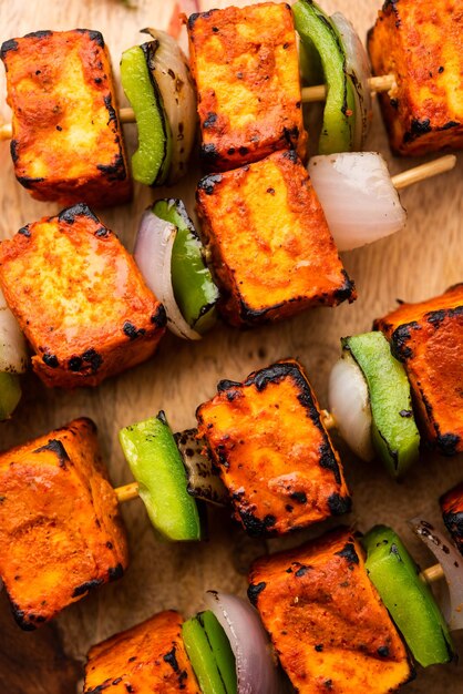 Il paneer tikka è un piatto indiano a base di pezzi di ricotta marinati in spezie e grigliati in un tandoor