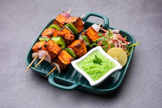 Il paneer tikka è un piatto indiano a base di pezzi di ricotta marinati in spezie e grigliati in un tandoor