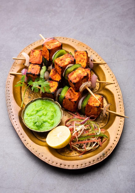 Il paneer tikka è un piatto indiano a base di pezzi di ricotta marinati in spezie e grigliati in un tandoor