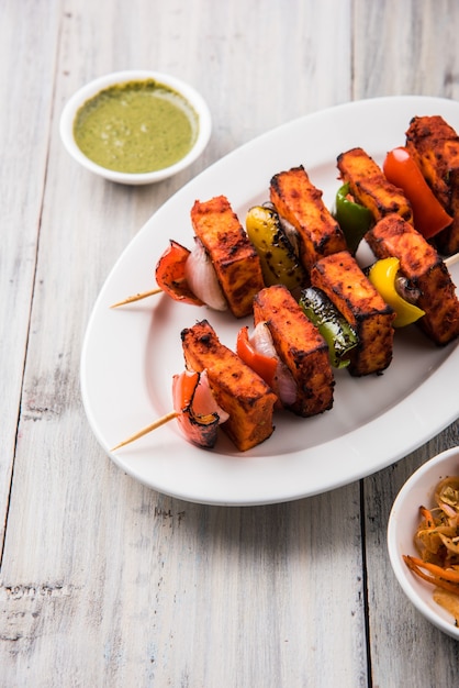 Il Paneer Tikka Kabab in salsa rossa è un piatto indiano fatto con pezzi di ricotta