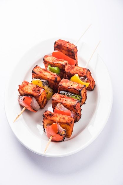 Il Paneer Tikka Kabab in salsa rossa è un piatto indiano fatto con pezzi di ricotta