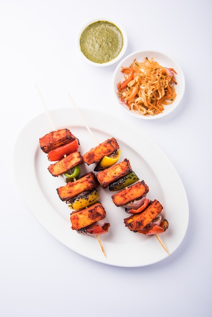 Il Paneer Tikka Kabab in salsa rossa è un piatto indiano fatto con pezzi di ricotta