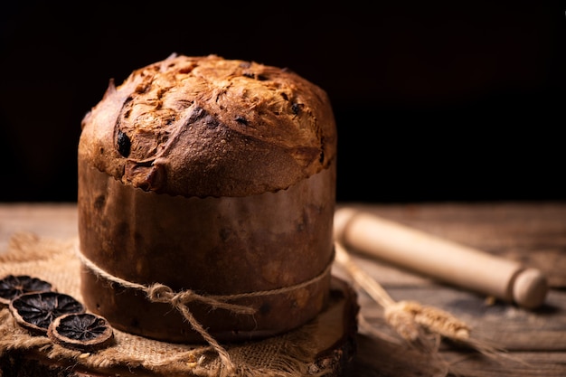 Il panettone è il dolce tradizionale italiano per Natale. Avvicinamento