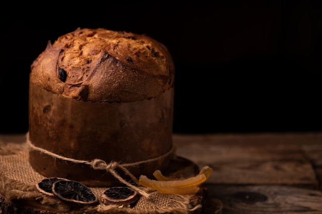 Il panettone è il dolce tradizionale italiano per Natale. Avvicinamento