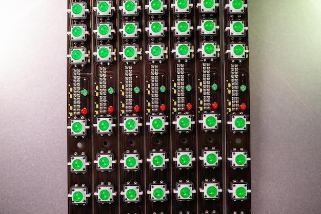 Il pannello degli indicatori luminosi a LED è in produzione