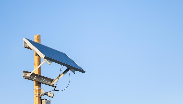 il pannello solare brilla sotto il cielo azzurro e simboleggia la sostenibilità dell'energia pulita e un futuro luminoso