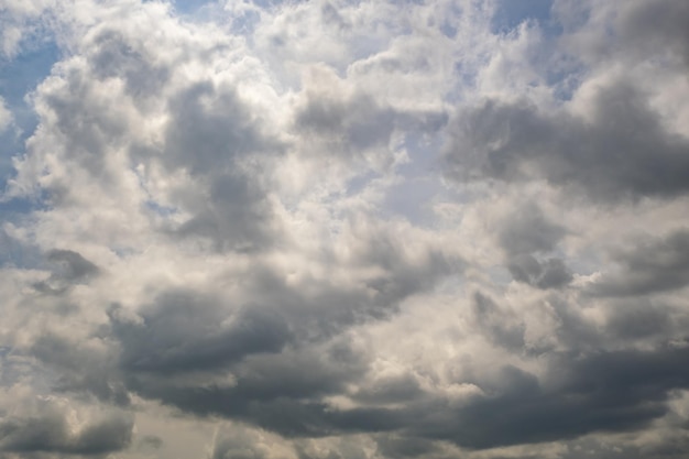 Il panorama del cielo blu con bellissime nuvole viene utilizzato per la sostituzione del cielo