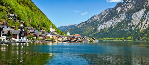 Il panorama del villaggio di hallstatt e di hallstatter vede l'austria