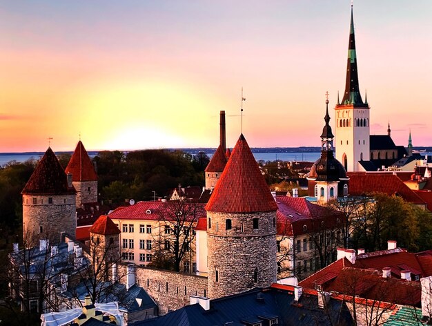 Il panorama della città vecchia di Tallinn al cielo al tramonto viaggia in Estonia