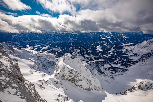 Il panorama invernale innevato delle Alpi Dachstein Austria