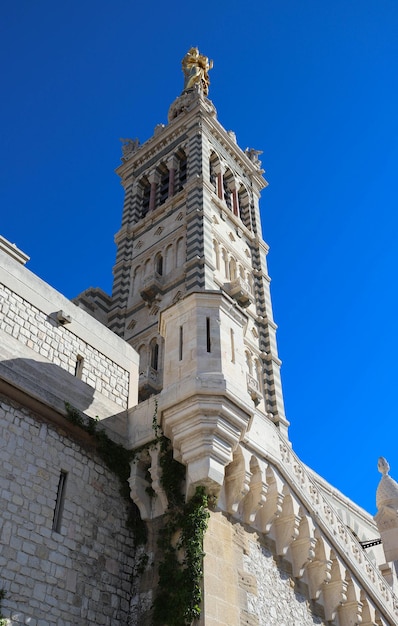 Il panoramico campanile in pietra della Basilica di Notre Dame de la Garde Marsiglia Francia