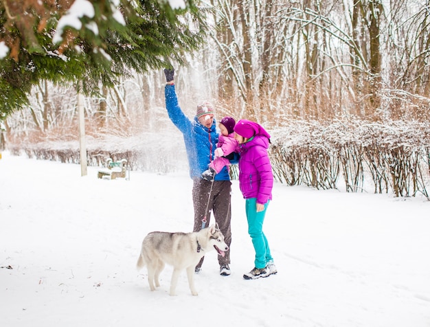 Il papà che mostra alla sua adorabile figlia una nevicata, una giornata invernale di neve